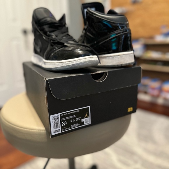 Nike Air Jordan - 1 Mid - 6Y - Black Patent - Picture 3 of 5